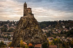 Nhà thờ hơn 1.000 năm tuổi trên đỉnh núi lửa tại Pháp